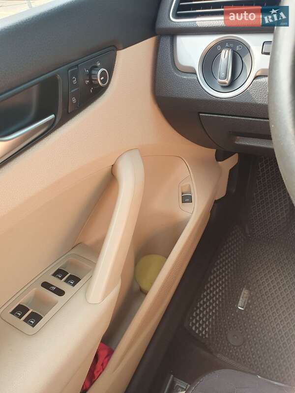 Седан Volkswagen Passat 2013 в Дніпрі