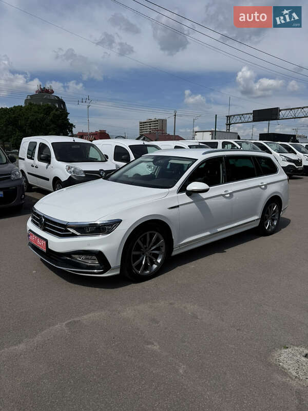 Универсал Volkswagen Passat 2021 в Киеве