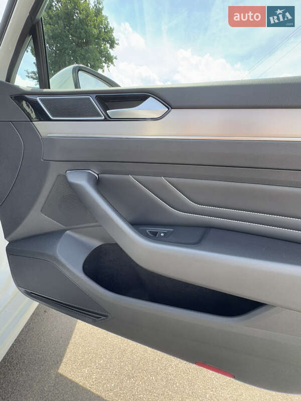 Универсал Volkswagen Passat 2021 в Киеве