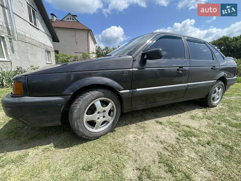 Седан Volkswagen Passat 1989 в Барышевке