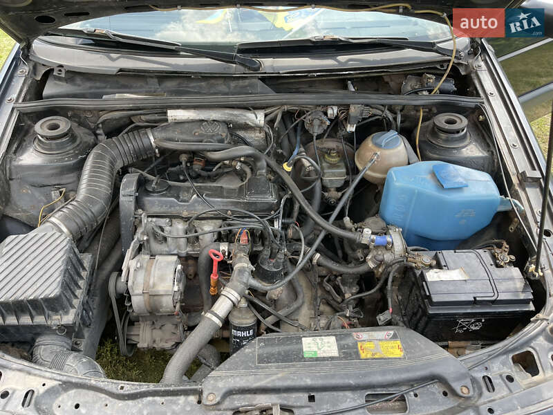 Седан Volkswagen Passat 1989 в Барышевке