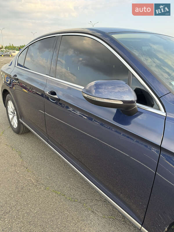 Седан Volkswagen Passat 2015 в Києві