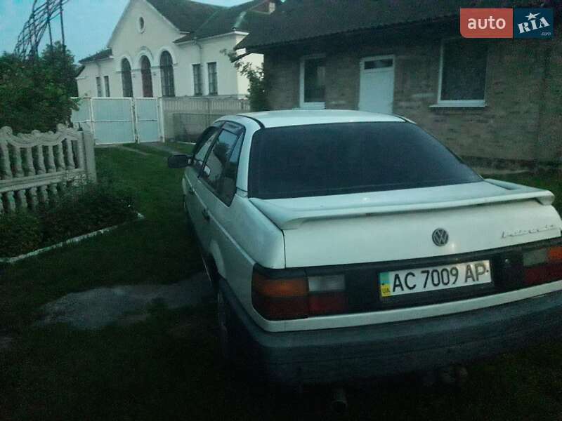 Седан Volkswagen Passat 1990 в 