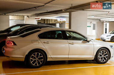 Седан Volkswagen Passat 2018 в Києві