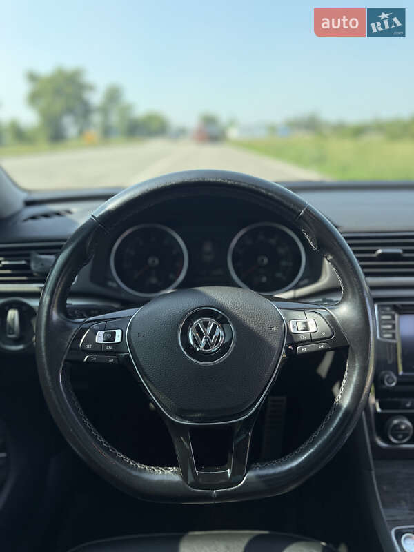 Седан Volkswagen Passat 2017 в Ромнах