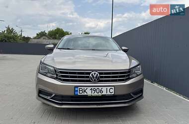 Седан Volkswagen Passat 2015 в Острозі
