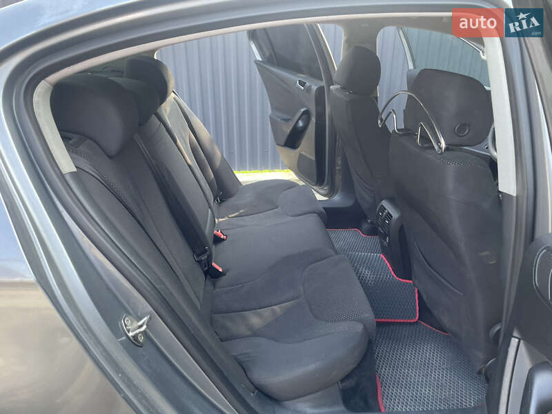 Седан Volkswagen Passat 2006 в Сваляве