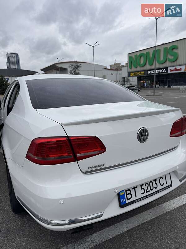Седан Volkswagen Passat 2011 в Києві