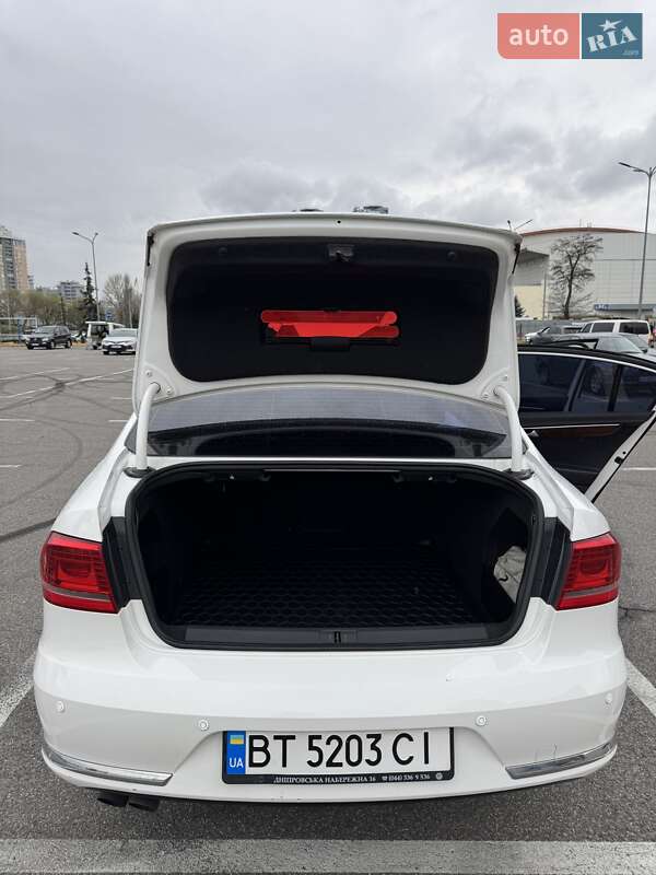 Седан Volkswagen Passat 2011 в Києві