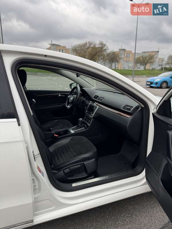 Седан Volkswagen Passat 2011 в Києві