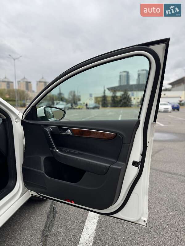 Седан Volkswagen Passat 2011 в Києві