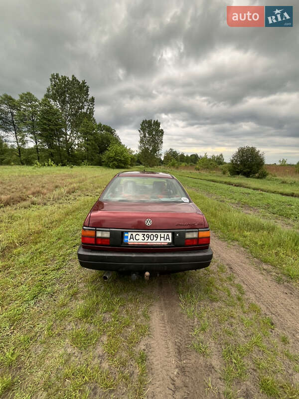 Седан Volkswagen Passat 1992 в Любомлі