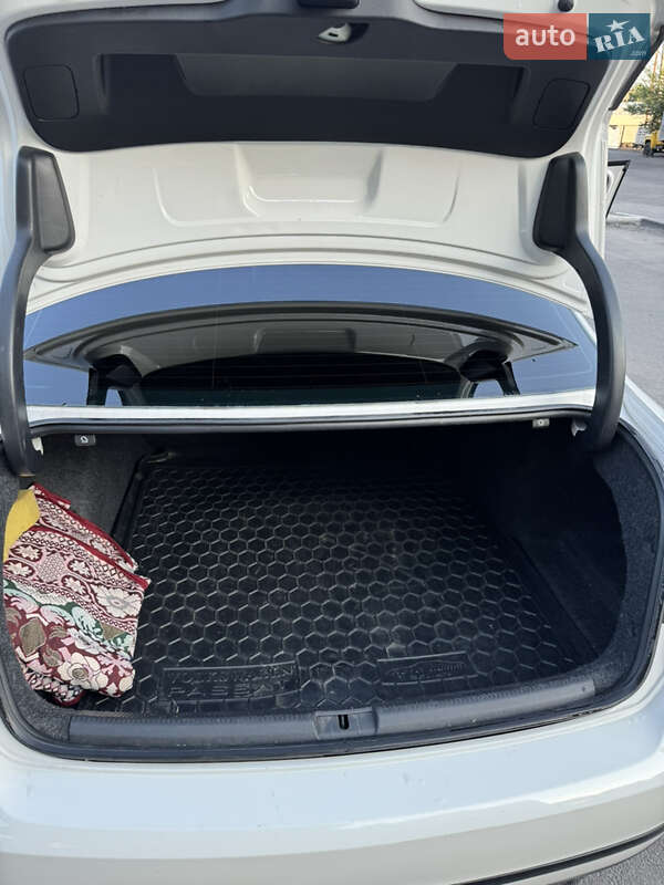 Седан Volkswagen Passat 2013 в Днепре