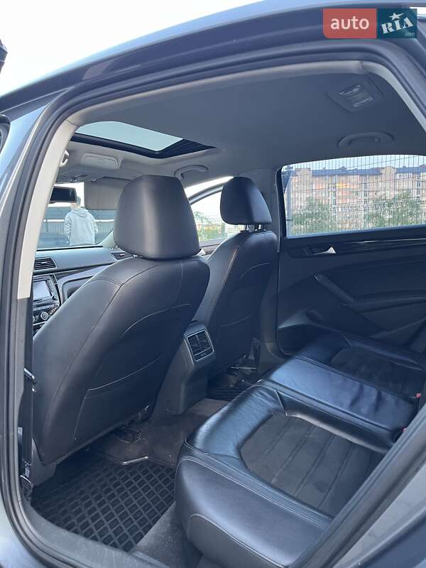 Седан Volkswagen Passat 2013 в Ивано-Франковске