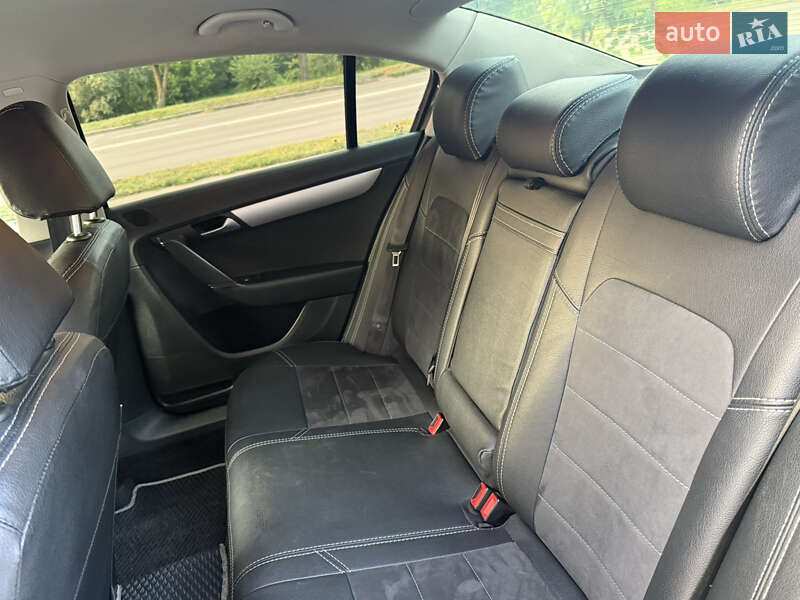 Седан Volkswagen Passat 2013 в Хмельницькому