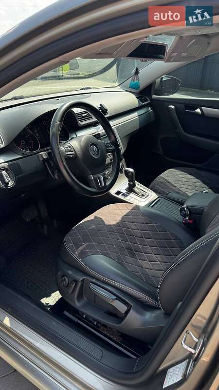 Седан Volkswagen Passat 2013 в Ивано-Франковске