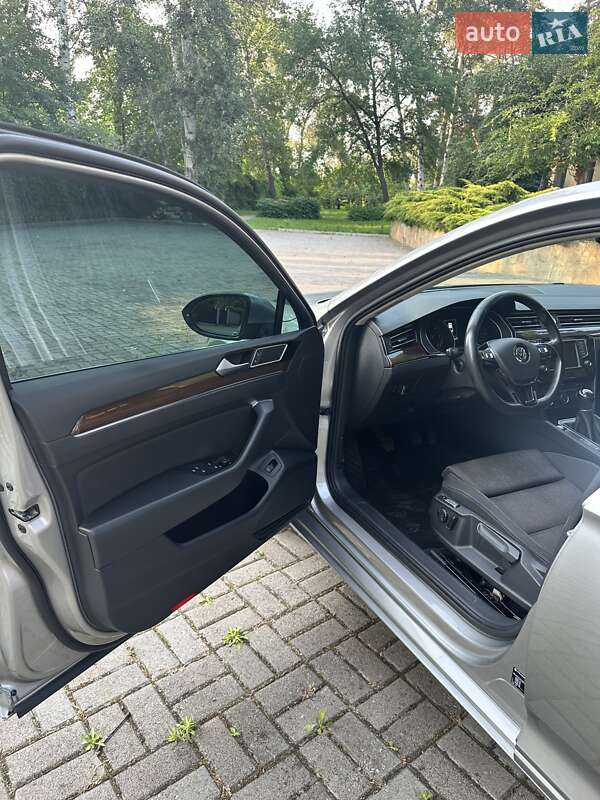 Седан Volkswagen Passat 2017 в Днепре