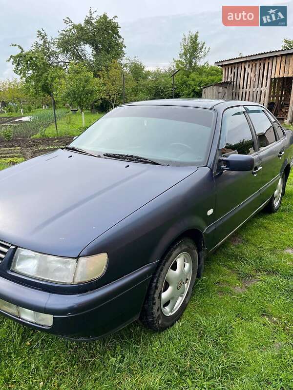 Седан Volkswagen Passat 1994 в Самборі