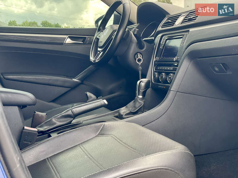 Седан Volkswagen Passat 2017 в Днепре