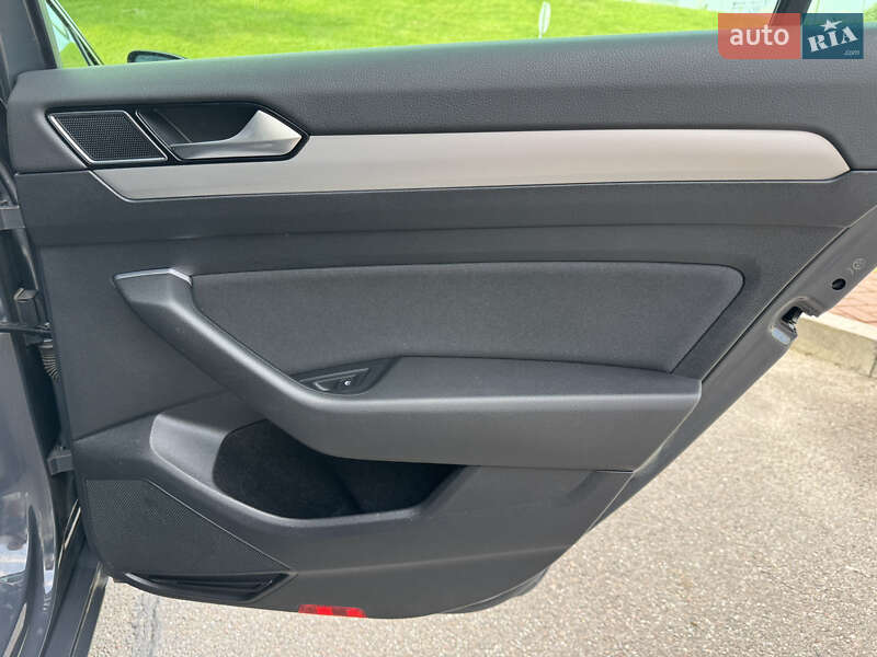 Универсал Volkswagen Passat 2018 в Киеве