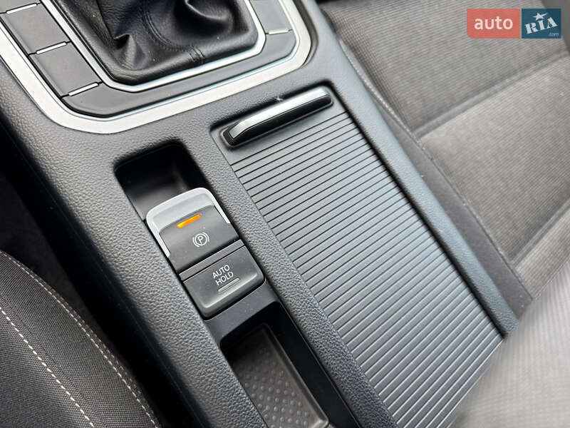 Универсал Volkswagen Passat 2018 в Киеве