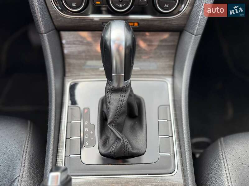 Седан Volkswagen Passat 2016 в Киеве