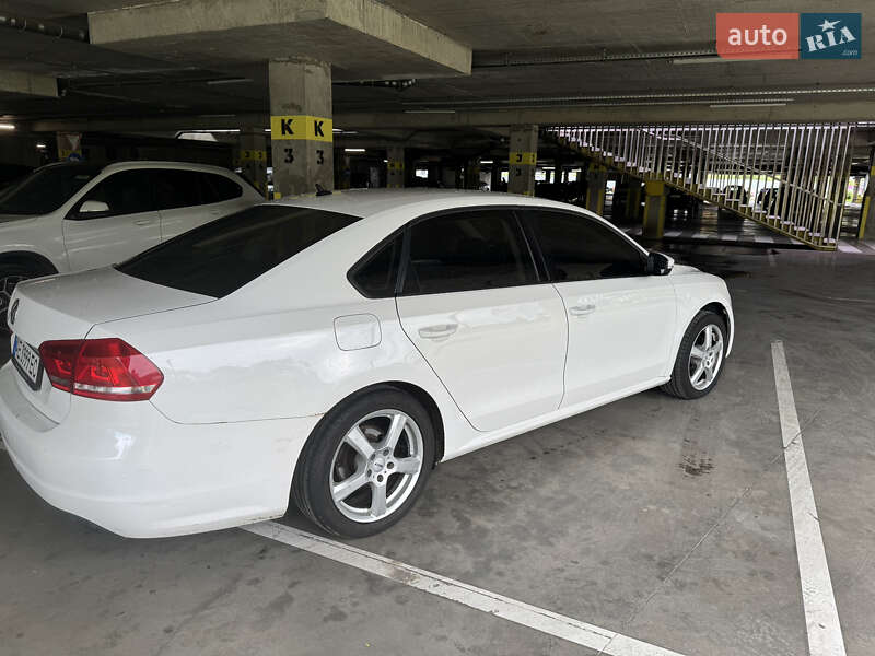 Седан Volkswagen Passat 2013 в Львове