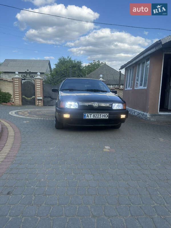 Седан Volkswagen Passat 1993 в 