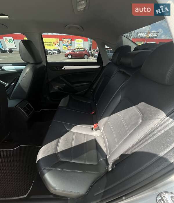 Седан Volkswagen Passat 2012 в Ровно