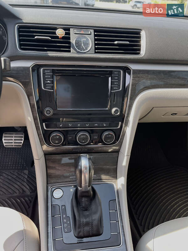 Седан Volkswagen Passat 2016 в Луцьку