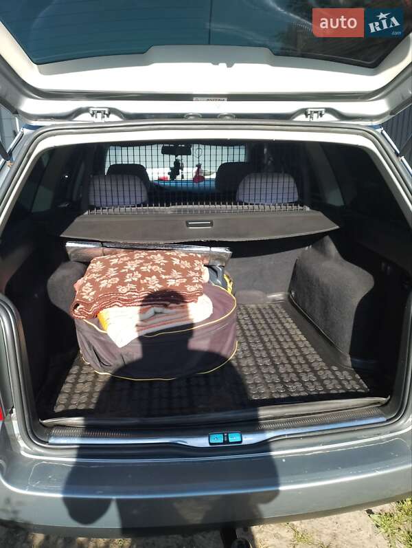 Універсал Volkswagen Passat 2002 в Новояворівську