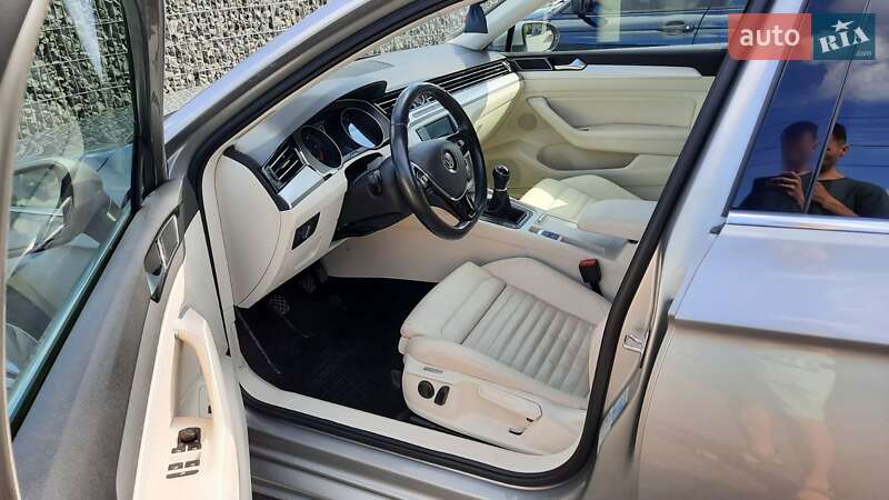 Седан Volkswagen Passat 2015 в Львові