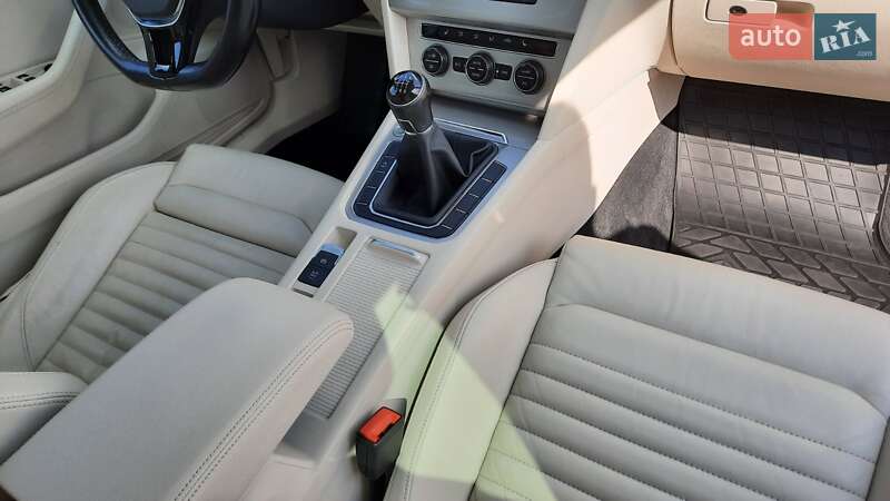 Седан Volkswagen Passat 2015 в Львові