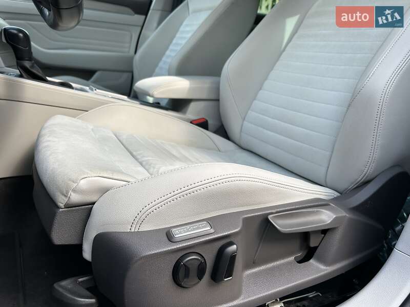 Седан Volkswagen Passat 2020 в Львове
