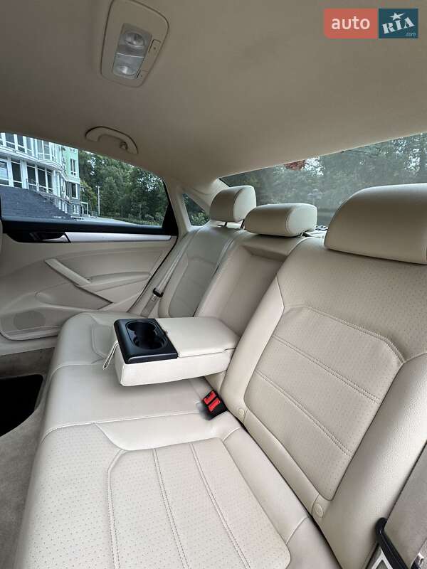 Седан Volkswagen Passat 2012 в Чернігові