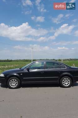 Седан Volkswagen Passat 2002 в Киеве