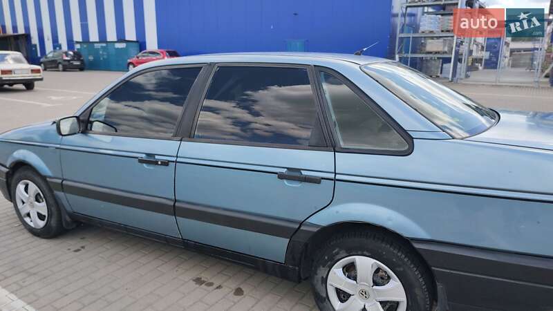 Седан Volkswagen Passat 1990 в Дубно