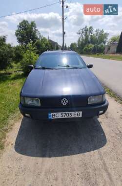 Седан Volkswagen Passat 1991 в Мостиській