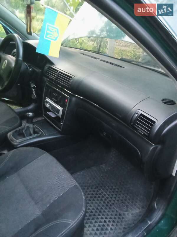 Седан Volkswagen Passat 2001 в Волочиске