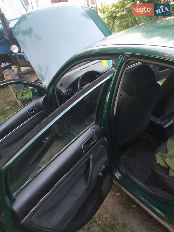 Седан Volkswagen Passat 2001 в Волочиске