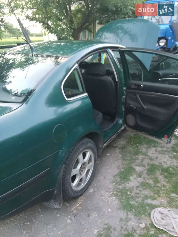 Седан Volkswagen Passat 2001 в Волочиске