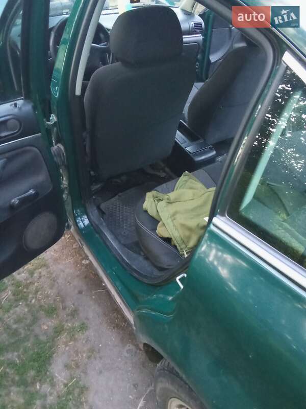 Седан Volkswagen Passat 2001 в Волочиске