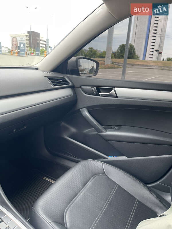 Седан Volkswagen Passat 2013 в Києві