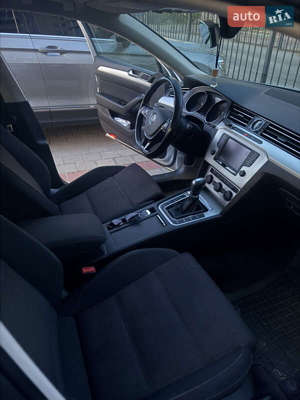 Седан Volkswagen Passat 2016 в Житомире
