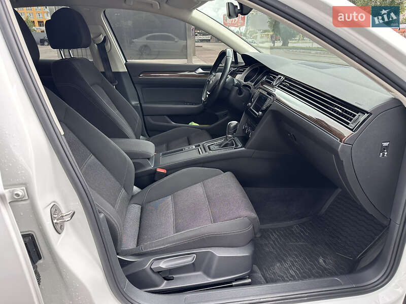 Седан Volkswagen Passat 2015 в Дніпрі
