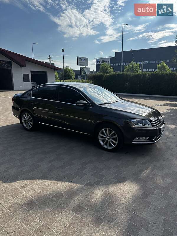 Седан Volkswagen Passat 2012 в Львові