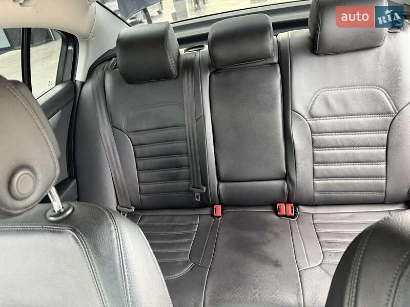 Седан Volkswagen Passat 2014 в Черновцах