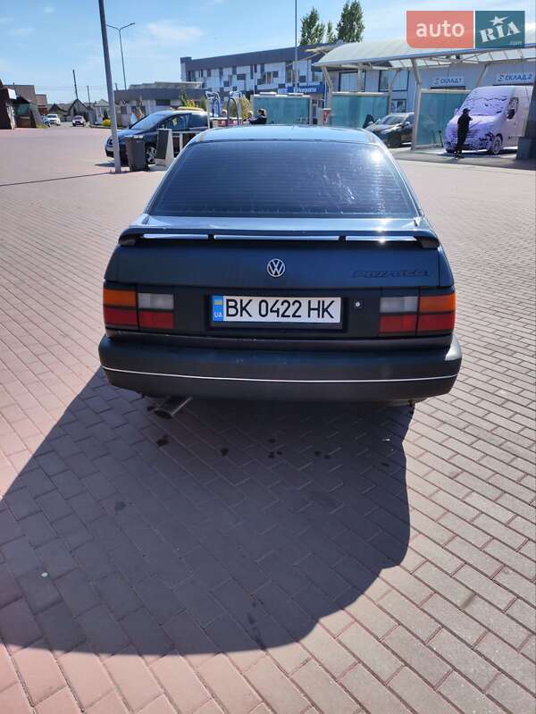 Седан Volkswagen Passat 1988 в Сарнах