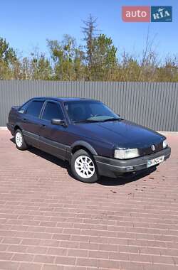 Седан Volkswagen Passat 1988 в Сарнах