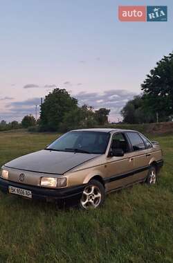 Седан Volkswagen Passat 1988 в Березному